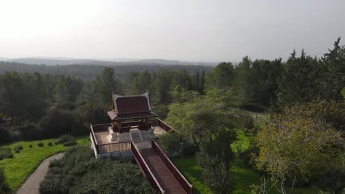 Vue panoramique aérienne du célèbre temple bouddhiste, forêt de Ben Shemen, Israël