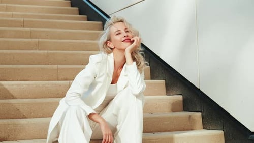 Linda mulher ao ar livre