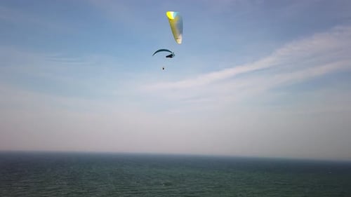 einige Gleitschirmflieger fliegen an der Steilküste der Ostsee entlang