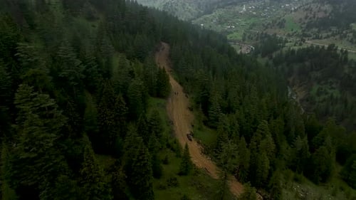 Viagem aérea de Wonder Wonder, estrada de escadaria adornada com chuva, abraçando mistério, inspirador e Dramático
