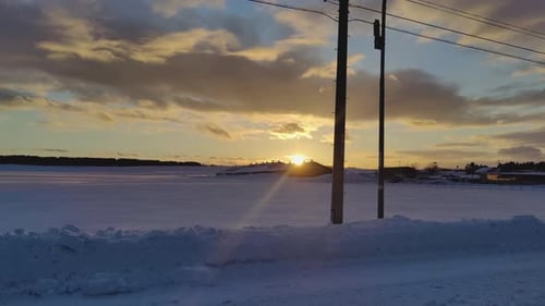 Conduciendo por una puesta de sol dorada, pasando por una granja enterrada en la nieve profunda en Hokkaido