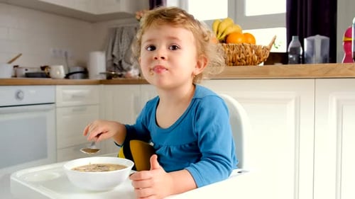 A criança come a sopa do prato