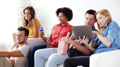 Concept d'amitié, de technologie, de personnes et de divertissement - Des amis heureux avec une tablette PC