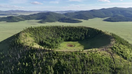 El volcán Horgo y el lago Terkhiin Tsagaan Nuur en Mongolia