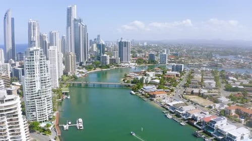 4k-Videomaterial einer Stadt am Meer