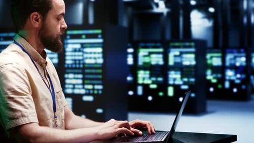 Programmierer, der einen Plan zur Serverwiederherstellung schreibt