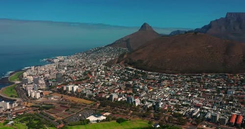 Gran ciudad costera con un puerto en el océano