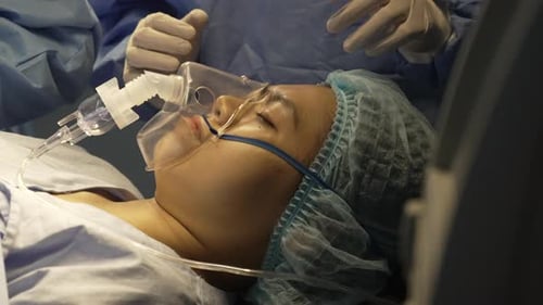 Das Chirurgenteam arbeitet im Operationssaal eines Krankenhauses.