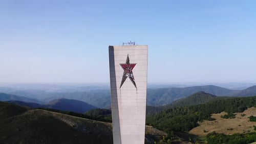 Monumento al Partido Comunista Búlgaro, construido en la cima de Bozlodza, en el centro de Bulgaria