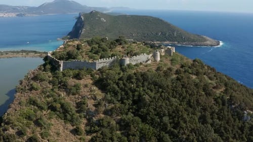 Vue aérienne du vieux château de Navarin à Pylos, en Grèce.