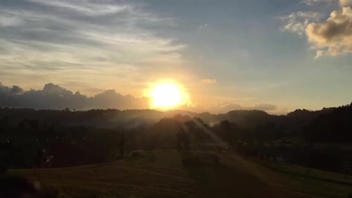Vue Théâtrale sur le paysage nuageux avant le coucher du soleil