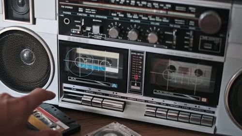Boombox retro con cinta de casete