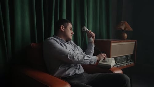 L'homme compose un numéro de téléphone par un ancien téléphone fixe