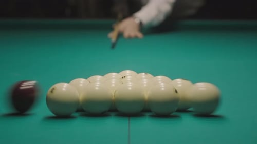 Der Billardspieler zerbricht eine Pyramide oder ein Dreieck aus weißen Billardkugeln und beginnt das Spiel Green Table