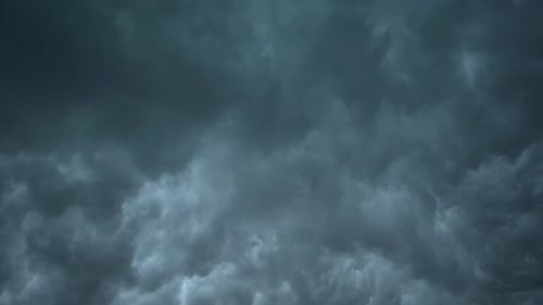 Stürmische, regnerische, dunkelgraublaue Wolken, die am Himmel rollen, Zeitraffer