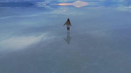Una impresionante vista al final de la tarde del Salar de Uyuni en Bolivia que captura la serena belleza de