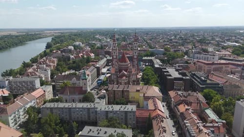 Luftaufnahme der Votivkirche von Szeged mit Flussblick — Ungarn