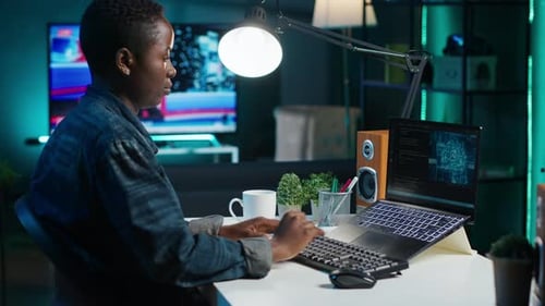 KI-Experte schreibt Code auf Laptop im Wohnungsbüro