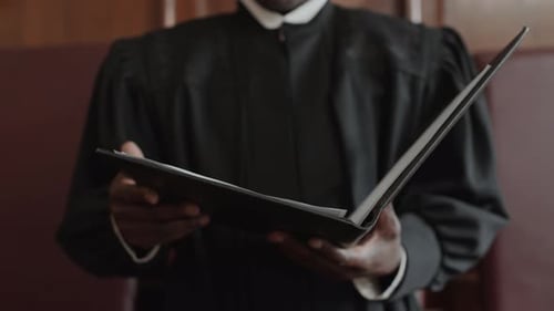 человек в суде держит папку с документами