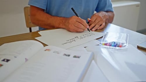 Durch die Verwendung von bunten Markern und verschiedenen Papieren in den kreativen Schreibprozess einbeziehen