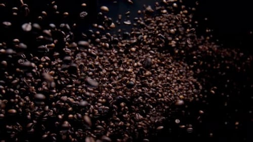 Explodierende aromatische Kaffeebohnen in Superzeitlupe für ein energiegeladenes Morgengetränk