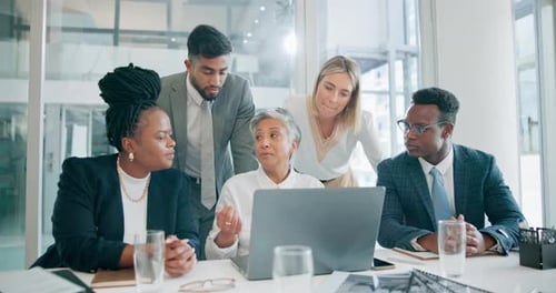 Laptop, trabalho em equipe e empresários em reunião para planejamento, projeto on-line e revisão do site