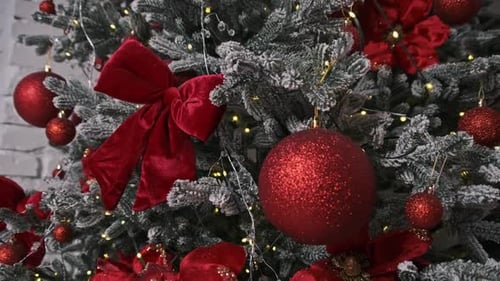 Árbol de Navidad decorado con adornos y lazos rojos