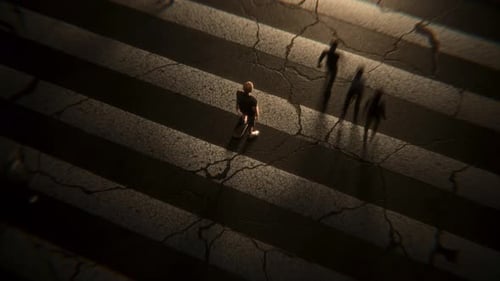 Skatista parado na faixa de pedestres enquanto a multidão desfocada passa