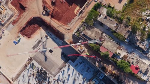 Vista aérea de una grúa torre girando en un sitio de construcción