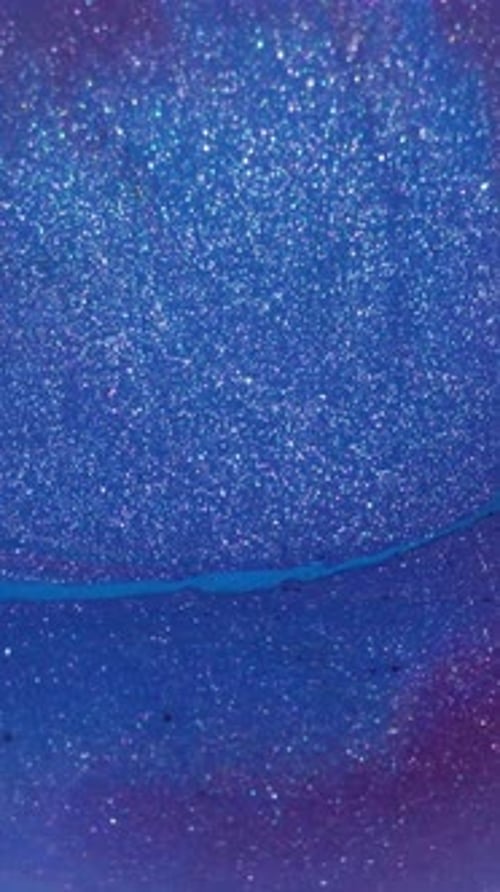 Boucle d'encre brillante à flou vertical, gouttelettes rondes à flux bleu