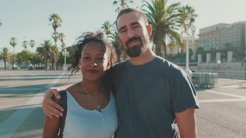 Primer plano de una pareja interracial sonriente enamorada