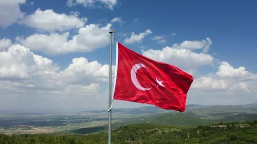 Drapeau turc flottant dans le ciel