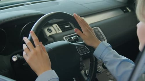 Jovem mulher explorando o interior do carro novo