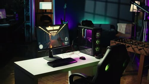 Nahaufnahme von PC-Tastatur und -Maus auf dem Schreibtisch im Wohnzimmer