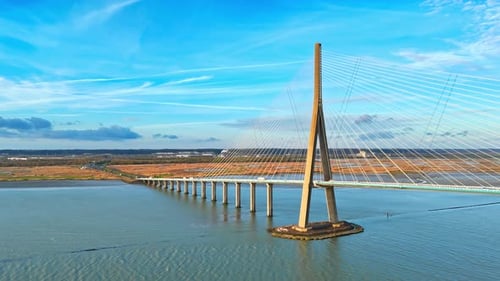 Structure haubanée du pont de Normandie au-dessus des eaux calmes de l'estuaire