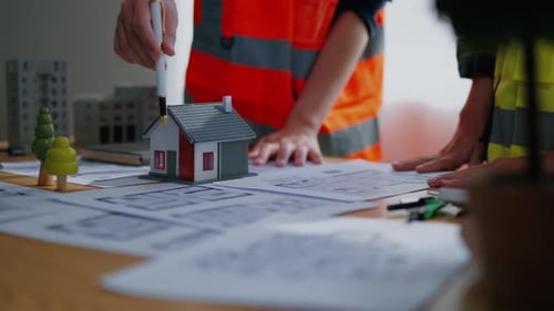 Nahaufnahme von Händen, Messen zur Kostenschätzung, Grundrisse, Zeichnungen, Entwurf, Architektur, Technik