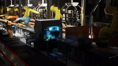 Fonctionnement automatisé de la bande transporteuse dans une usine moderne pendant les heures de soirée