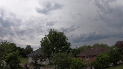 dunkle Gewitterwolken bewegen sich im Zeitraffer durch den Himmel