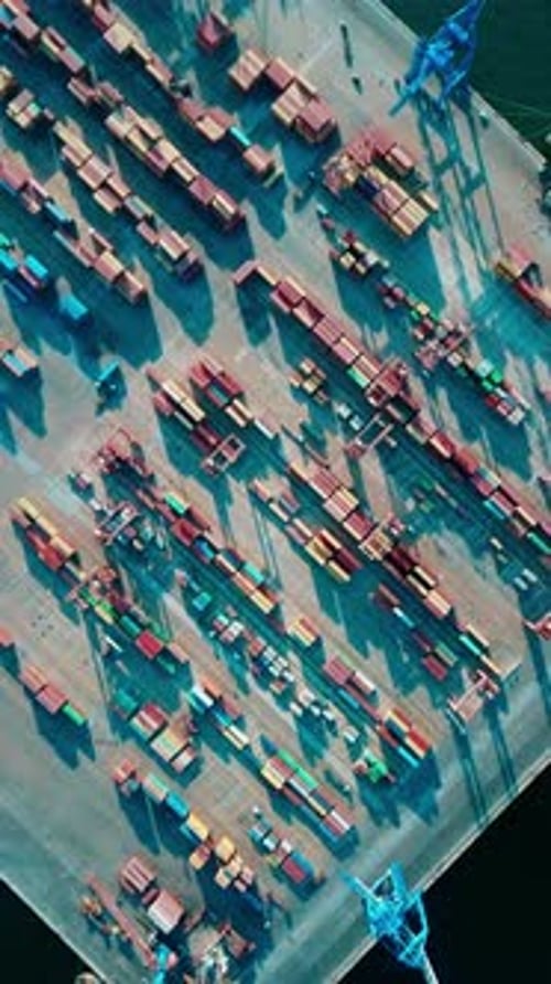 Vidéo verticale du port - Images filmées par drone de conteneurs, de cargos et de grues de chargement dans le port