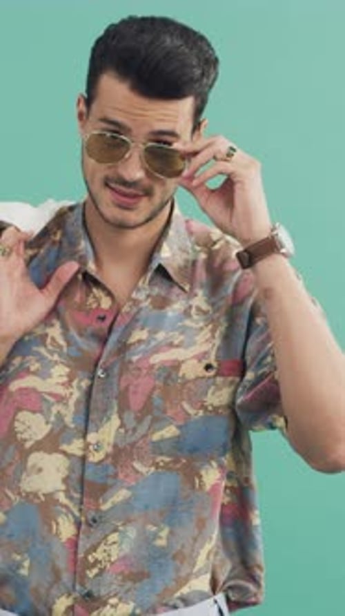 Gesicht, Mode und Sonnenbrille mit glücklichem Mann im Studio für Urlaubskleidung oder Vintage-Ästhetik