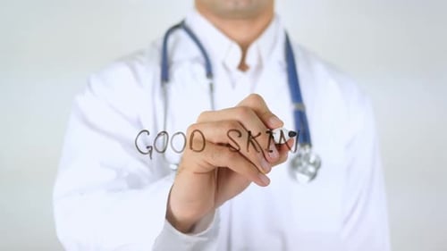 Good Skin Doctor schreibt auf Glas