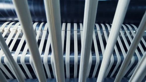 Industrielle Textilfabrik. Moderne Technologie beim Färben von Garnen. Indigo-Seilfärbeverfahren. DENIM R