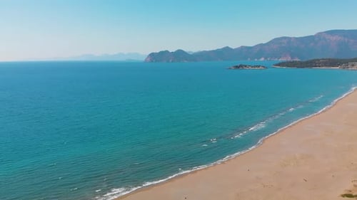 Vista aérea con un Zumbido del Delta de Dalyan y la playa de Iztuzu, Turquía