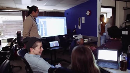 Des pirates informatiques parlent de planification sur des ordinateurs portables pendant les années 2024 du Hackathon