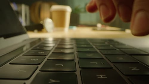 Pessoa digitando no teclado do computador. Trabalhando, escrevendo e-mails, usando a Internet. Caderno deitado