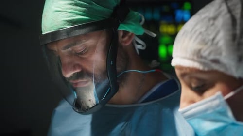 Konzentrierter Arzt operiert am Patienten