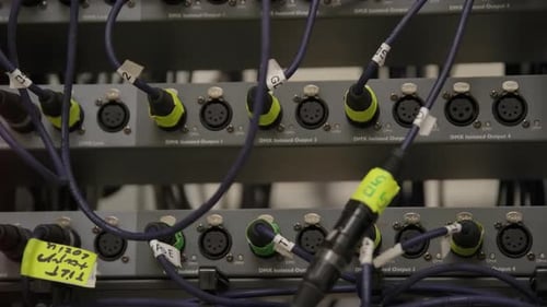 Câbles DMX branchés sur des appareils Audio avec voyants LED clignotants