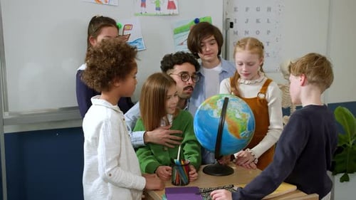 Kinder der Grundschulklasse kommunizieren mit dem Lehrer und beantworten die Frage