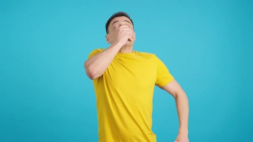Un homme enrhumé éternue cinq fois de suite
