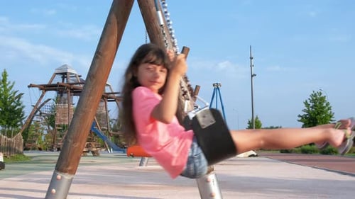 Enfant sur une balançoire